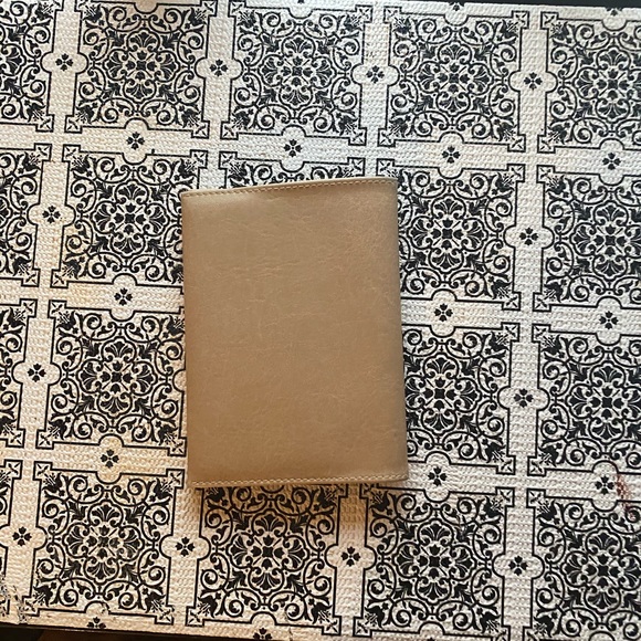 Matt & Nat Passport Holder - new condition - Picture 3 of 3